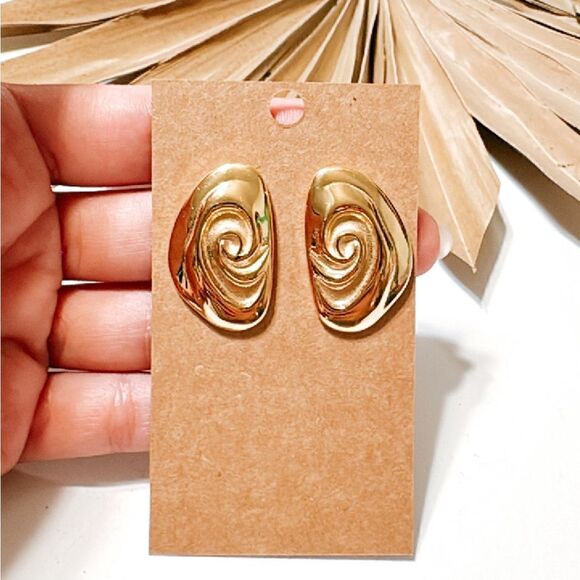 Gold geo stud earrings M339 - Picture 6 of 6